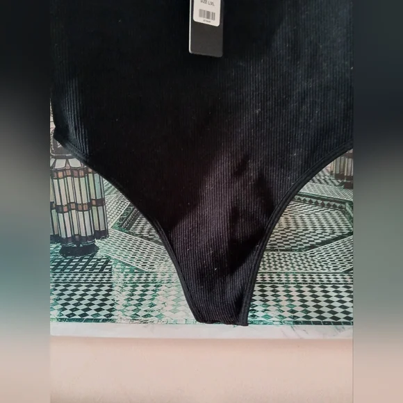 Sleek Black Fitted Bodysuit with Long Sleeves - Picture 10 of 13